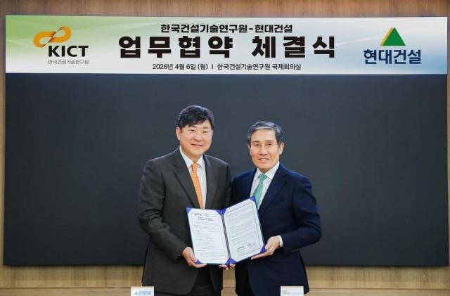 6일 경기도 고양특례시에 위치한 한국건설기술연구원에서 김재영 현대건설 기술연구원장왼쪽 박선규
한국건설기술연구원장이 업무협약을 체결한 후 기념사진을 촬영하고 있다 사진현대건설