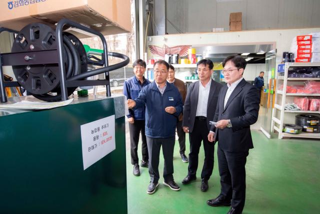 김병수 김포시장이 최근 불안정한 중동 정세 장기화로 인한 글로벌 공급망 위기에 선제적 대응으로 6일 신김포농협 영농자재지원센터를 찾아 현장행정을 실시했다사진김포시