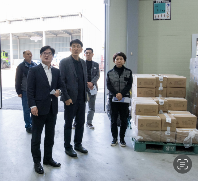 김병수 김포시장이 최근 불안정한 중동 정세 장기화로 인한 글로벌 공급망 위기에 선제적 대응으로 6일 종량제봉투 공급처를 찾아 현장행정을 실시했다 사진김포시