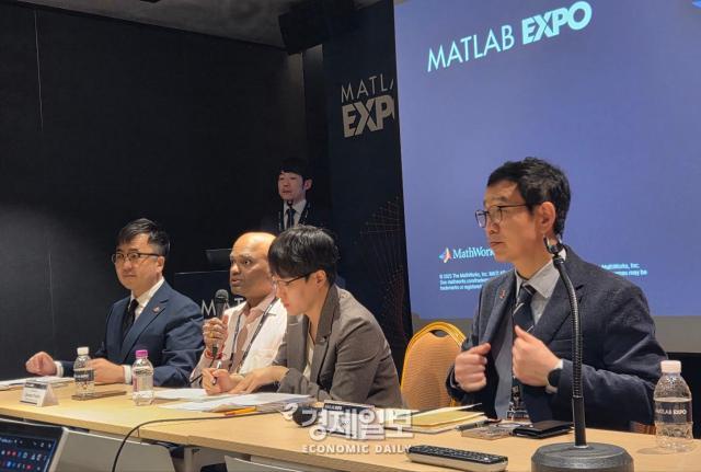 박주일 매스웍스코리아 사장왼쪽 프라부 매스웍스 인더스트리 부문 이사왼쪽에서 2번째 김용우 매스웍스코리아 엔지니어링 총괄 전무왼쪽에서 4번째가 질의응답을 진행하고 있다 사진류청빛 기자