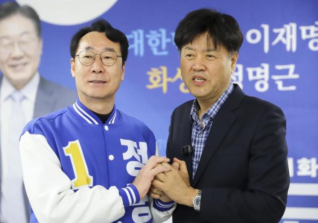 김용 후원회장이 정명근 예비후보와 포즈를 취하고 있다 사진화성시