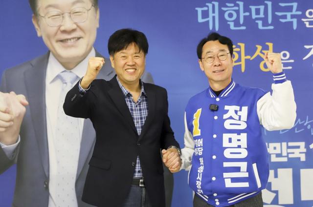 김용 후원회장이 정명근 예비후보와 포즈를 취하고 있다 사진정명근 화성시장 예비후보 선거사무소