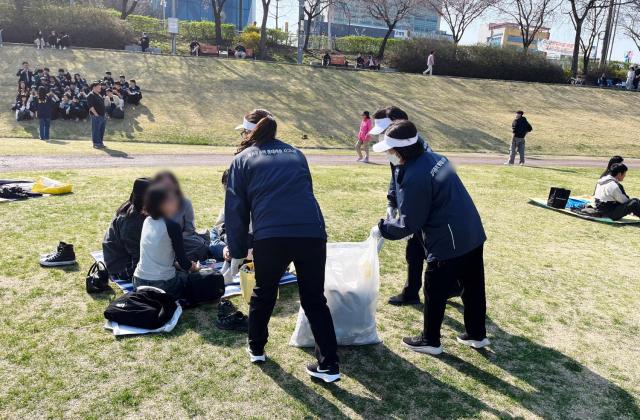 롯데건설 경기광주역 롯데캐슬 시그니처 분양 관계자들이 환경 정화 캠페인을 펼치고 있다 사진롯데건설