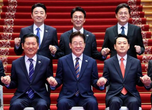 [포토] 손잡은 이재명 대통령과 여야 대표