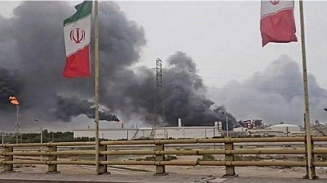 공습후 연기가 치솟는 이란 마슈하르 석유화학 특구 사진연합뉴스