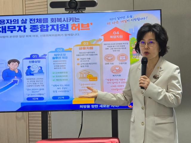 김은경 서민금융진흥원장 겸 신용회복위원장이 기자간담회에서 발언하고 있다 사진이서영 기자