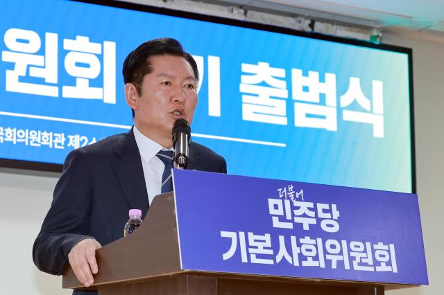 정청래 더불어민주당 대표가 7일 국회 의원회관에서 열린 민주당 기본사회위원회 3기 출범식에 참석해 개회사하고 있다 사진연합뉴스