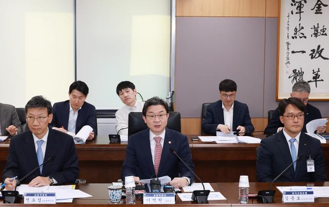 이억원 금융위원장이 7일 서울 종로구 정부서울청사에서 개최한 중동상황 피해업종 산업-금융권 간담회에서 석유화학 및 정유업계의 현장애로를 청취하고 있다 사진금융위