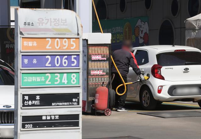 7일 서울 시내 주유소에 유가가 표시돼 있다 사진연합뉴스