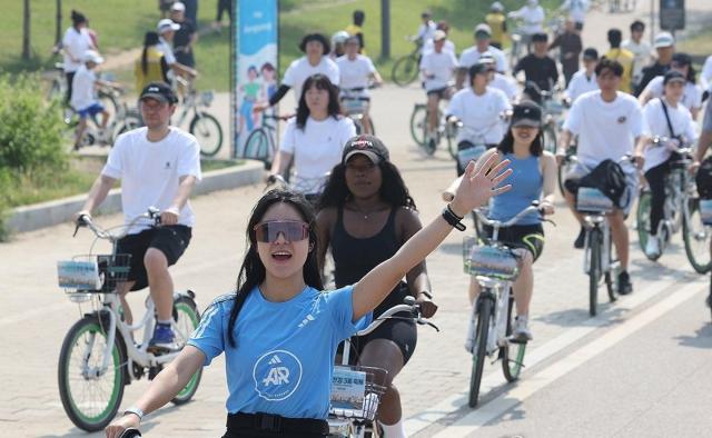 작년 6월 1일 뚝섬한강공원에서 열린 제2회 쉬엄쉬엄 한강 3종 축제에서 시민들이 자전거를 타는 모습 사진연합뉴스