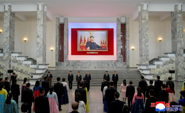 NK holds photo exhibition to mark 114th Anniversary of Kim Il-sungs birth