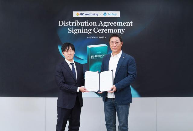 케이타 고도 니후지 대표왼쪽 김상현 GC녹십자웰빙 대표오른쪽가  MOU 체결 기념촬영하고 있다 사진GC녹십자웰빙