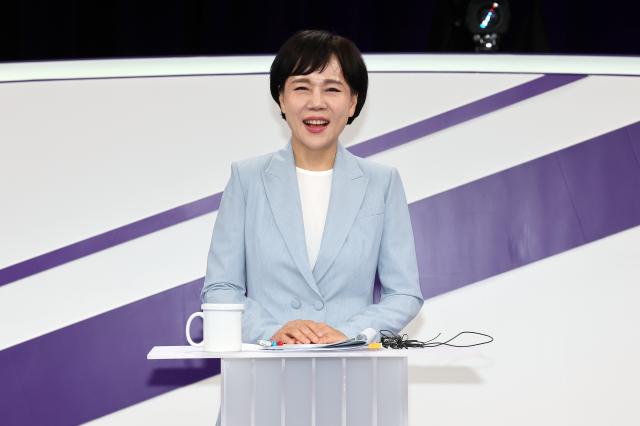 더불어민주당 전현희 서울시장 예비후보가 지난달 31일 서울 마포구 상암동 MBC 신사옥에서 열린 더불어민주당 서울시장 후보자 본경선 합동토론회에서 토론 준비를 하고 있다사진연합뉴스