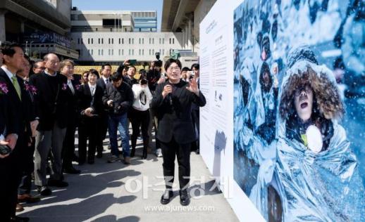 [포토] 제62회 한국보도사진전 대상 작품 소개하는 뉴시스 정병혁 기자