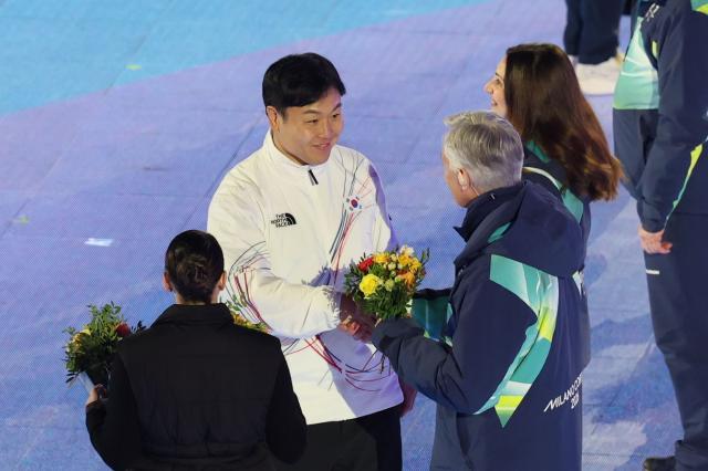 국제올림픽위원회IOC 선수위원에 당선된 한국 봅슬레이 원윤종이 22일현지시간 이탈리아 베로나 아레나에서 열린 2026 밀라노 코르티나담페초 동계올림픽 폐회식에서 자원봉사자에게 꽃다발을 받고 있다 사진연합뉴스