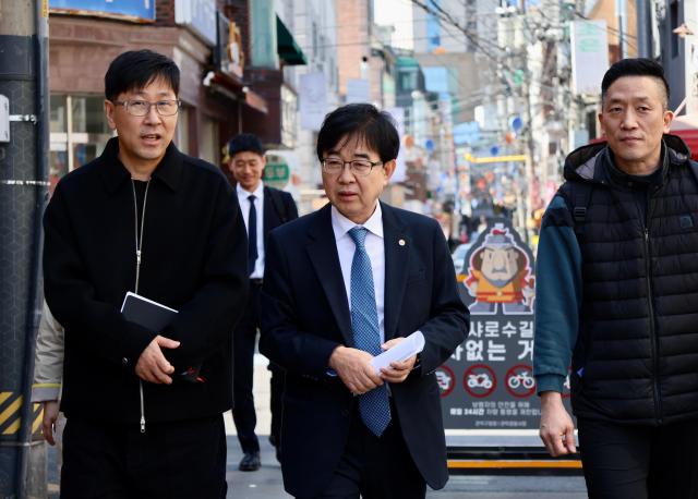 7일 인태연 소진공 이사장이 서울 샤로수길 현장 방문을 하고 있다 사진소진공