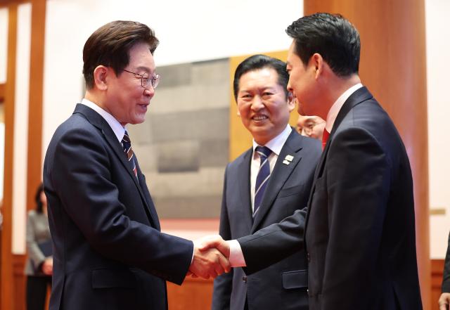 이재명 대통령왼쪽이 7일 청와대에서 열린 여야정 민생경제 협의체 회담에서 장동혁 국민의힘 대표오른쪽와 인사하고 있다 가운데는 정청래 더불어민주당 대표 사진연합뉴스