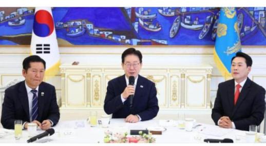 張, 대통령 연임 불가 선언 요구…李, 즉답 피해