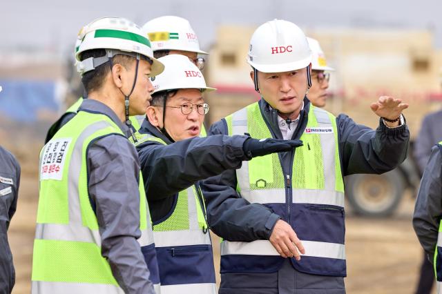 정경구 IPARK현대산업개발 대표이사왼쪽 두 번째와 양승철 CSO왼쪽 세 번째가 운정 아이파크 포레스트 현장에서 경영진 현장점검을 진행했다 사진IPARK현대산업개발