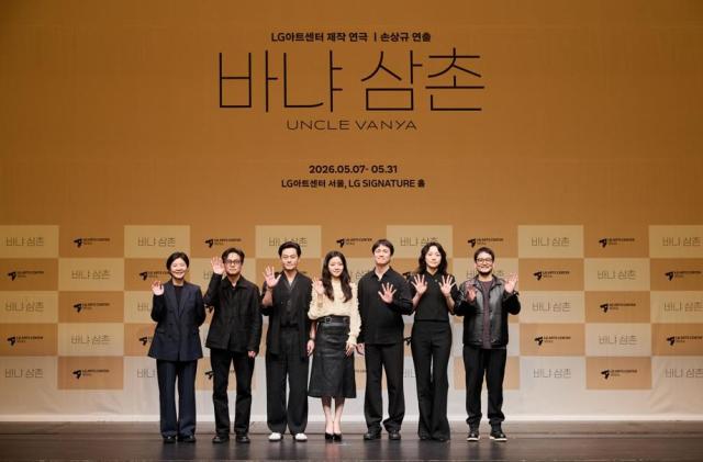 LG Arts Center Director Lee Hyun-jung, from left, director Son Sang-gyu and actors Lee Seo-jin, Go A-sung, Yang Jong-wook, Lee Hwa-jung and Kim Soo-hyun pose at a production news conference for ‘Uncle Vanya’ on April 7 at LG Arts Center in Seoul. [Photo=LG Arts Center]