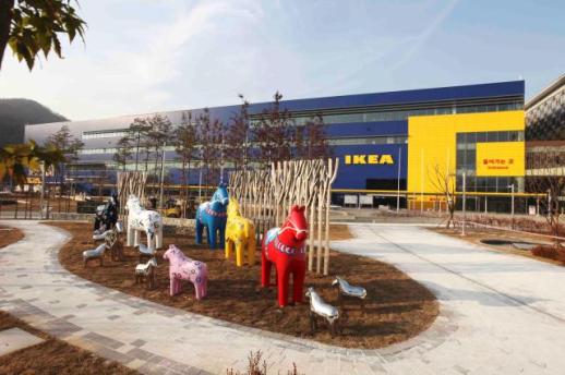 침대·소파 사이를 달린다…이케아 매장, 5km 러닝 트랙으로 변신