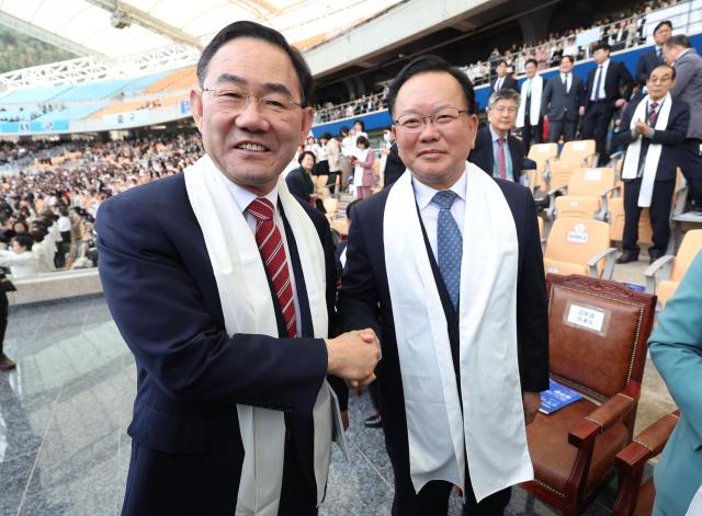 지난 5일 오후 대구스타디움에서 열린 2026 대구 기독교 부활절 연합예배에서 오는 6월 지방선거에서 대구시장 선거에 출사표를 던진 주호영 국회부의장왼쪽과 김부겸 전 국무총리가 악수하고 있다 사진연합뉴스