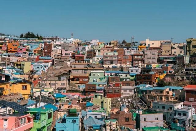 지난해 외국인 관광객 300만명을 넘기며 관광 거점 도시로 도약중인 부산의 감천문화마을 전경 사진크리에이트립