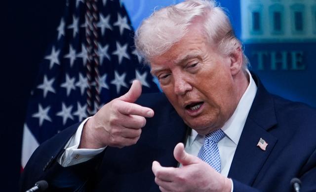 도널드 트럼프 미국 대통령이 2026년 4월 6일현지시간 워싱턴 백악관 제임스 브래디 브리핑룸에서 기자들과 대화하고 있다 사진AP·연합뉴스