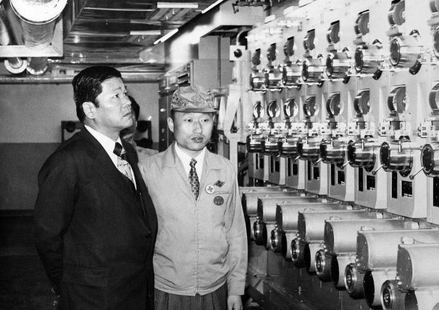 선경직물 폴리에스터 원사 공장 시찰하는 고 최종건 SK 창업회장 사진연합뉴스