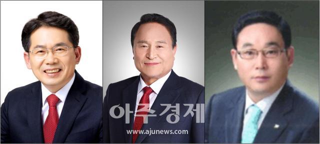 김진열 현 군위군수 김영만 전 군위군수신태환 전 한전산업개발 부사장왼쪽부터 사진권용현 기자 