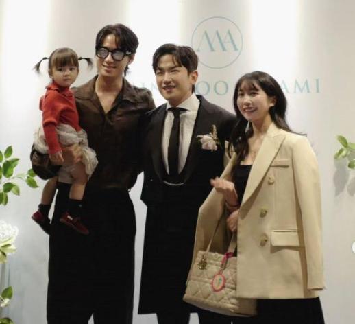 임산부 배지 달고…이지훈♥아야네, 이민우 결혼식 참석 근황 눈길