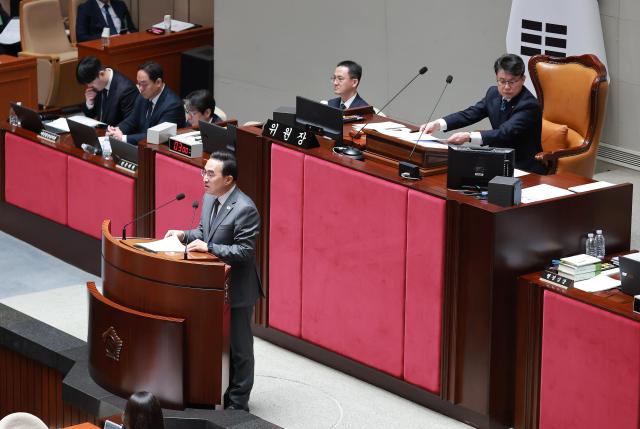  박홍근 기획예산처 장관이 7일 국회에서 열린 예산결산특별위원회 전체회의에서 2026년도 제1회 추가경정예산안 제안 설명을 하고 있다사진연합뉴스
