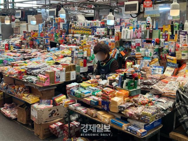 수입산 영양제와 식료품이 빼곡히 쌓여 있는 광장시장 내 수입 잡화점의 모습[사진=전지수 기자]