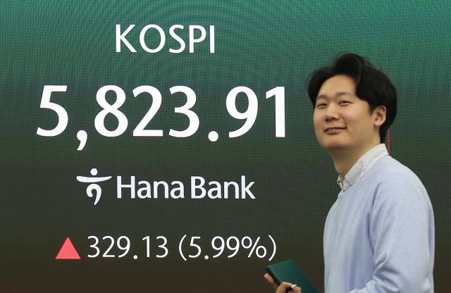 8일 서울 중구 하나은행 본점 딜링룸에 코스피가 표시되고 있다 사진연합뉴스