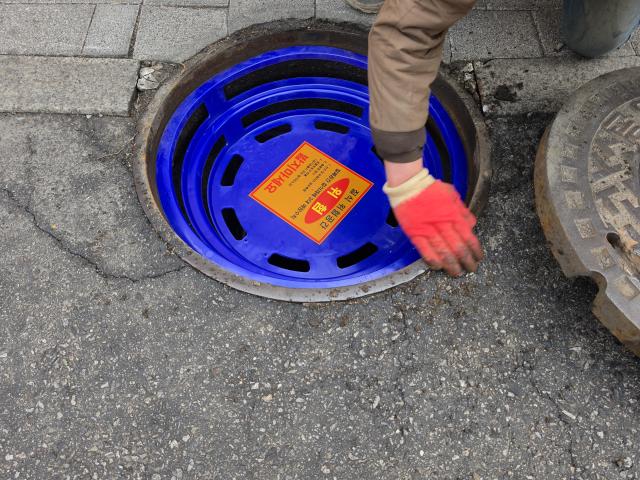 맨홀 출입경고시설을 설치한 모습 사진서울시