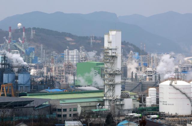 국제유가가 배럴당 100달러를 돌파한 9일 전남 여수시 석유화학단지 공장에서 수증기가 피어오르고 있다사진연합뉴스