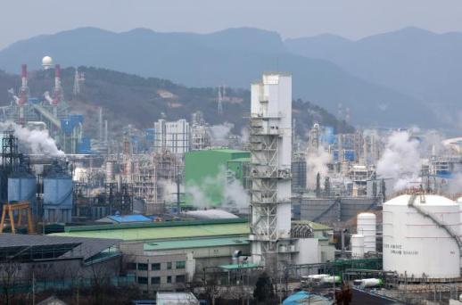 원유·나프타 공급망 정상화 기대…정유·석화·건설 일단 안도