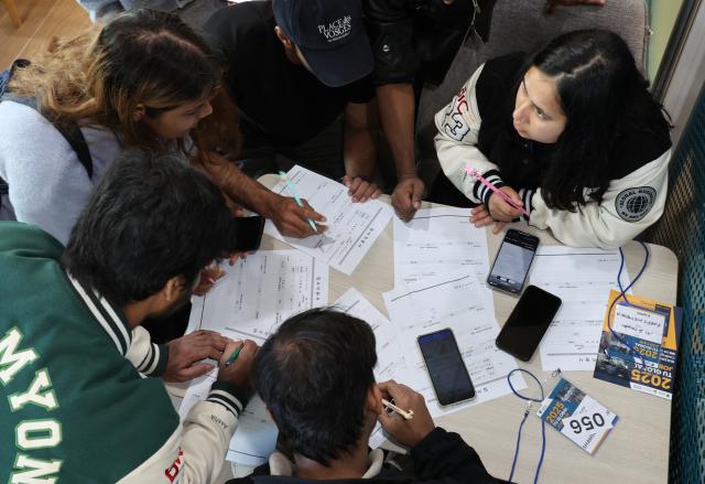 지난해 부산 남구 동명대에서 열린 외국인 유학생을 위한 글로벌채용박람회에서 외국인 유학생들이 입사지원서를 적고 있다 사진연합뉴스