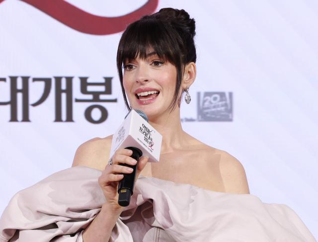 질문에 답하는 앤 해서웨이 사진연합뉴스