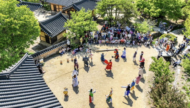한국선비문화축제에서 전통 복식을 갖춘 공연단이 관람객들 앞에서 선비문화 공연을 펼치고 있는 모습사진영주시