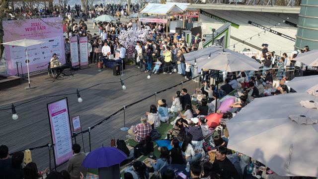 지난 4일 서울 남산 ‘N서울타워’에서 열린 ‘2026 남산 와인페어’에서 방문객들이 재즈 공연을 즐기고 있다. [사진=CJ푸드빌]