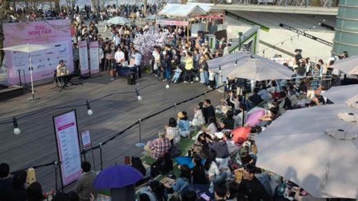 [르포] N서울타워에서 와인 한 잔…2026 남산 와인페어에 쏟아진 내외국인 인파