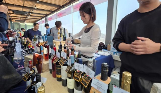 지난 4일 서울 남산 ‘N서울타워’에서 열린 ‘2026 남산 와인페어’에서 방문객들이 와인 시음을 하고 있다 사진CJ푸드빌