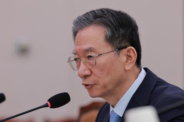 정성호 법무부 장관이 8일 국회에서 열린 법제사법위원회 전체회의에서 쌍방울 대북 송금 사건을 수사한 박상용 검사의 직무정지 관련 질문에 답하고 있다 사진연합뉴스