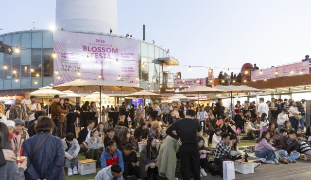 지난 4일 서울 남산 ‘N서울타워’에서 열린 ‘2026 남산 와인페어’ 현장이 방문객들로 북적이고 있다 사진CJ푸드빌