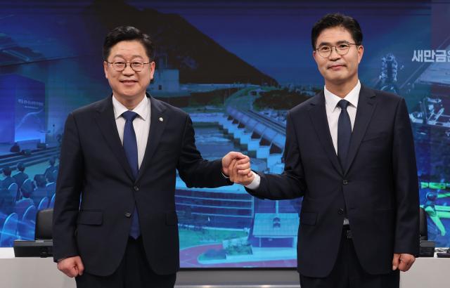 더불어민주당 안호영 이원택왼쪽부터 전북특별자치도지사 출마예정자가 지난 6일 전주MBC 스튜디오에서 열린 본경선 후보자 합동토론회에서 기념 촬영을 하고 있다사진연합뉴스