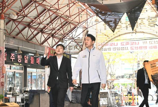 오세훈 서울시장이 8일 중구 중앙시장을 방문해 디자인혁신 전통시장 조성사업 현장을 둘러 보고 국내외 관광객이 즐겨 찾는 제2의 광장시장으로 육성할 것”이라고 말했다 사진서울시