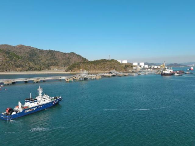 여수해양경찰서 경비함이 8일 오전 원유 100만 배럴을 싣고 여수·광양항에 입항하는  원유 운반선을 호송하고 있다 사진여수해경