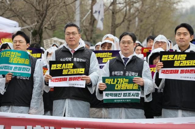 Lawyers in Korea clash over bar pass rates amid glut and AI threat