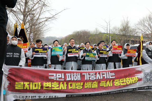 Outside the main gate of the Gwacheon Government Complex south of Seoul where the Ministry of Justice is located about 200 lawyers gathered on April 6 2026 Courtesy of the Korean Bar Association